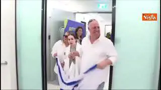 Bandiera israeliana e abbraccio coi familiari per le prigioniere israeliane liberate da Hamas