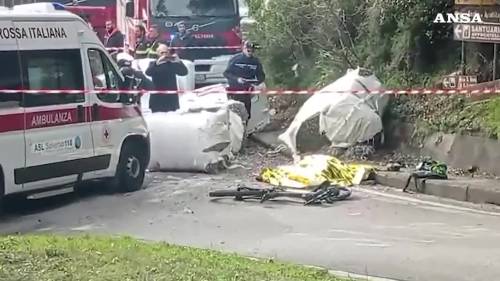 Camion perde il carico, colpito gruppo di ciclisti: muore un 49enne