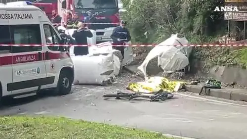Camion perde il carico, colpito gruppo di ciclisti: muore un 49enne