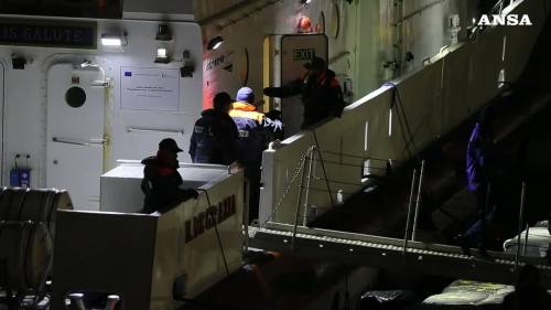  Motovedetta con 43 migranti dall'Albania arrivata a Bari 