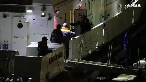  Motovedetta con 43 migranti dall'Albania arrivata a Bari 