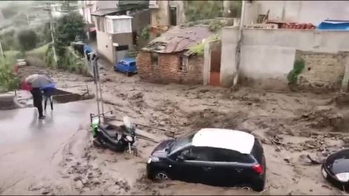 Alluvione a Zafferia: il fiume di fango e detriti che sommerge le auto