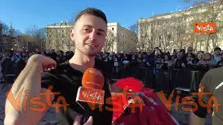 Ecco i ragazzi sotto il costume della danza del Leone del Capodanno cinese a Milano