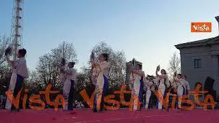 Capodanno cinese di Milano 2025, le danze tradizionali con ombrelli e ventagli