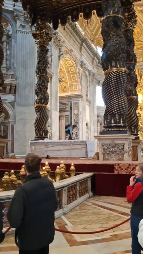 Assalto vandalico nella basilica di San Pietro