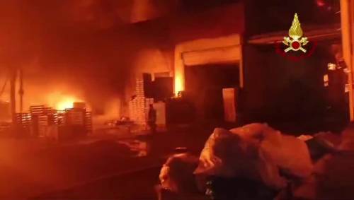 Incendio all'Inalca di Reggio Emilia, fiamme nello stabilimento