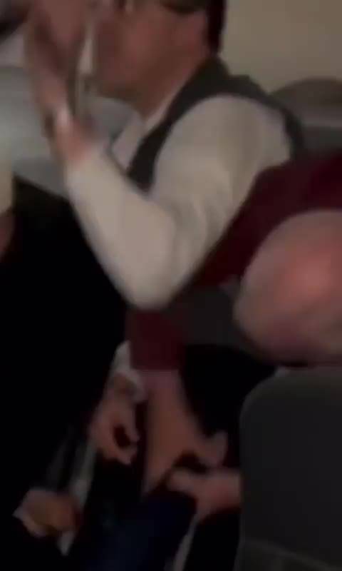 Passeggero distrugge un finestrino, terrore sul volo della Frontier Airlines: il video