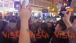 Jovanotti si esibisce fuori dall'Ariston facendo cantare il pubblico di Sanremo