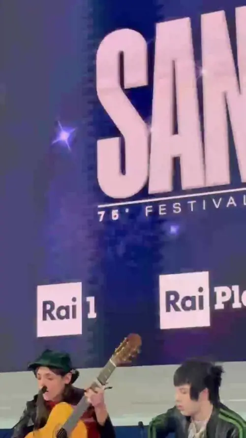 Lucio Corsi canta in conferenza stampa