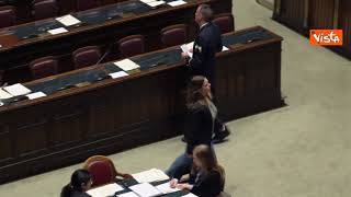 Caro energia, M5s consegna bolletta ai banchi del Governo in Aula