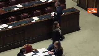 Caro energia, M5s consegna bolletta ai banchi del Governo in Aula