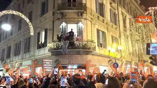 Olly si affaccia dal balcone del suo albergo e canta con i fan "Balorda nostalgia"