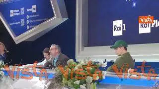 Brunori Sas in conferenza stampa canta la sua "Canzone contro la paura"