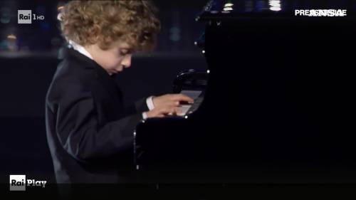 Sanremo: il piccolo Alessandro Gervasi incanta l'Ariston al pianoforte