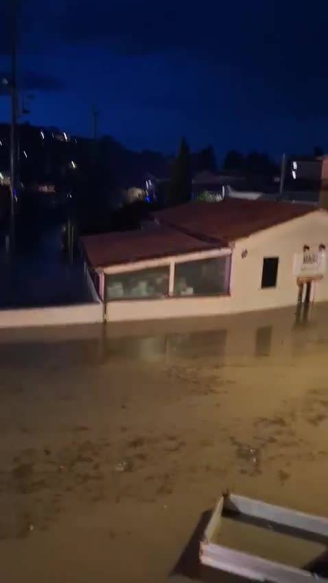 Le auto coperte dal fiume d'acqua dopo il nubifragio all'Isola d'Elba