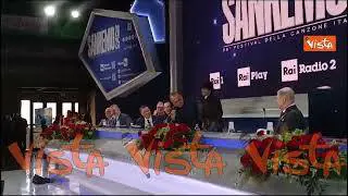 Carlo Conti accompagna in sala stampa Settembre: "Siediti tra agosto e..."