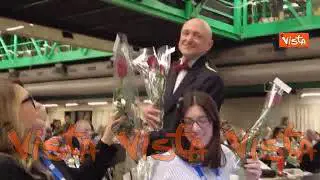 Achille Lauro regala rose rosse ai giornalisti della sala stampa