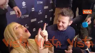 Sanremo, Alessia Marcuzzi e Alessandro Cattelan cantano "Noi ragazzi di oggi" di Luis Miguel