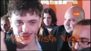 Olly vince il Festival di Sanremo. Ecco l’uscita dall’Ariston e il saluto ai fan