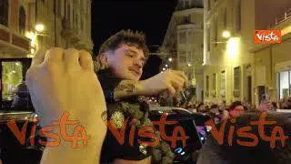 Olly esce da Ariston dopo la vittoria di Sanremo 2025, fan in delirio