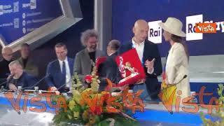 Simone Cristicchi riceve il premio Lucio Dalla in sala stampa a Sanremo