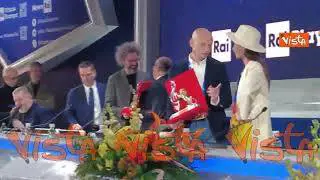 Simone Cristicchi riceve il premio Lucio Dalla  in sala stampa a Sanremo
