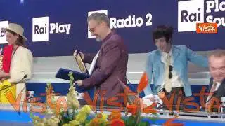 Brunori Sas riceve il premio Sergio Bardotti in sala stampa a Sanremo