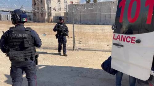 Carabinieri schierati al valico di Rafah, per la missione umanitaria Eubam