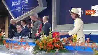 Simone Cristicchi legge l'email di una giovane fan dopo aver ricevuto il premio Lucio Dalla