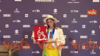 Lucio Corsi in posa per i fotografi con il premio della critica Mia Martini