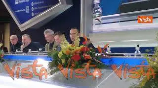 Carlo Conti manda un augurio di buona guarigione al Papa durante la conferenza stampa