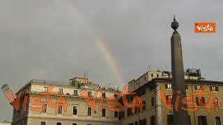 Arcobaleno su Palazzo Montecitorio e Palazzo Chigi