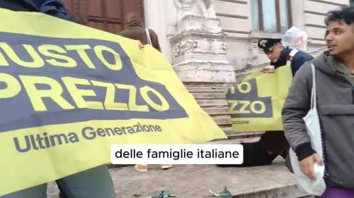 Ortaggi contro palazzo Montecitorio, ecco il blitz di Ultima Generazione: il video