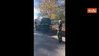 Sheryl Crow vende la sua Tesla in segno di protesta contro Musk sulle note di "Con te partirò"