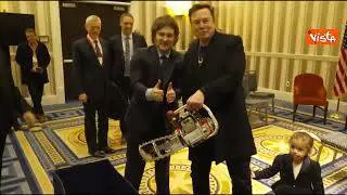 Milei al Cpac dona la sua iconica motosega ad Elon Musk per taglio costi Governo