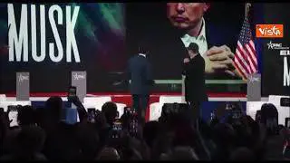 Elon Musk brandisce la motosega donata da Milei sul palco del Cpac