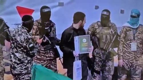 L'ostaggio costretto a baciare la testa di due miliziani di Hamas