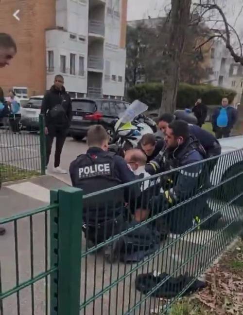 La polizia cura uno dei feriti dell'attentato a Mulhouse