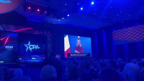 La standing ovation della platea del CPAC per Giorgia Meloni