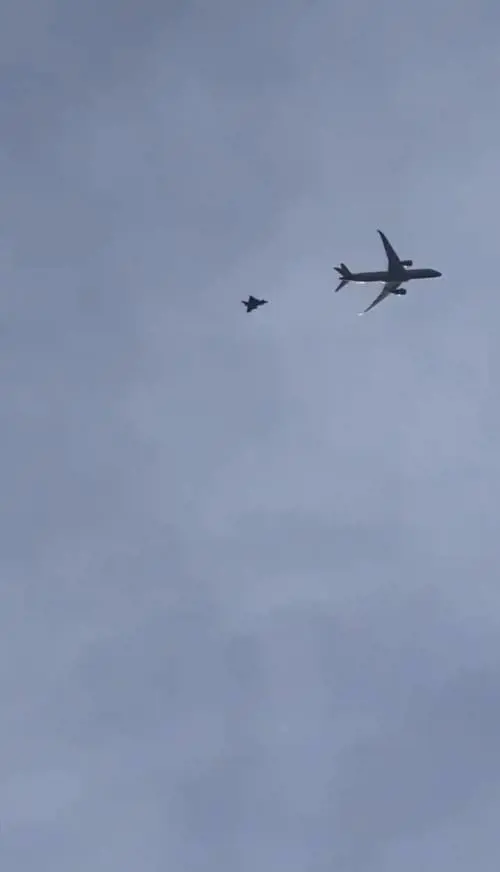 Gli Eurofighter di scorta al Boeing ripresi da Roma