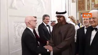 La stretta di mano tra Tajani e lo sceicco Mohamed bin Zayed Al Nahyan al Quirinale