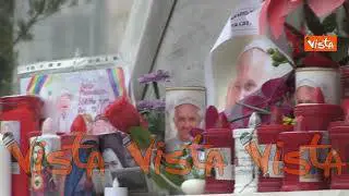 Preghiere, lumini e disegni per Papa Francesco nel piazzale dell'ospedale Gemelli