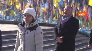 Von der Leyen alla cerimonia per i caduti al Memoriale del Popolo a Maidan a Kiev a 3 anni di guerra