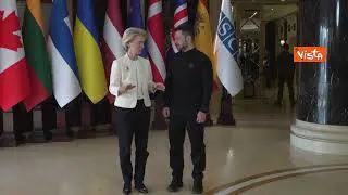 La stretta di mano tra Von der Leyen e Zelensky al vertice internazionale per l'Ucraina a Kiev