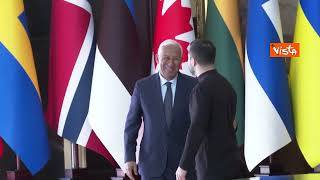 La stretta di mano tra Zelensky e Costa al vertice internazionale per il sostegno all'Ucraina a Kiev