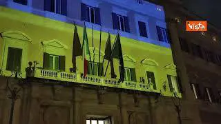 Montecitorio illuminato con bandiera Ucraina gialloblu per anniversario invasione russa dell'Ucraina