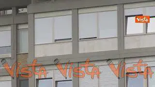 Le finestre della stanza dell'ospedale Gemelli dove è ricoverato Papa Francesco