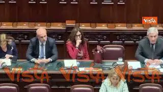 Ecco la borsa di Daniela Santanché sul suo banco nell'Aula della Camera
