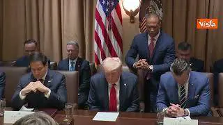 Trump presiede prima riunione di gabinetto alla Casa Bianca, che inizia con una preghiera