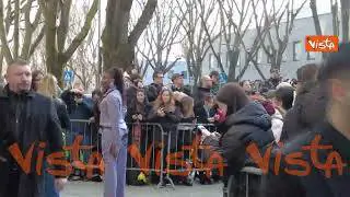 Il vincitore di Sanremo Olly alla fashion week di Milano per la sfilata di Emporio Armani